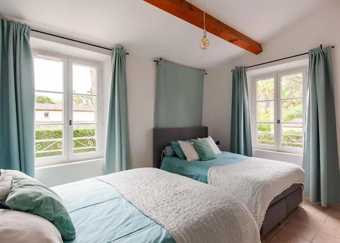 Beachside Bliss In Gassin * Сен-Тропе